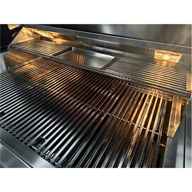 True Flame 32” 4 Burner grill with flame tamer and heat zone separators for optimal grilling.