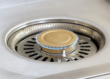 Alfresco 24-inch Versa Power cooker center burner turned down to a low simmer flame, AIPGVP