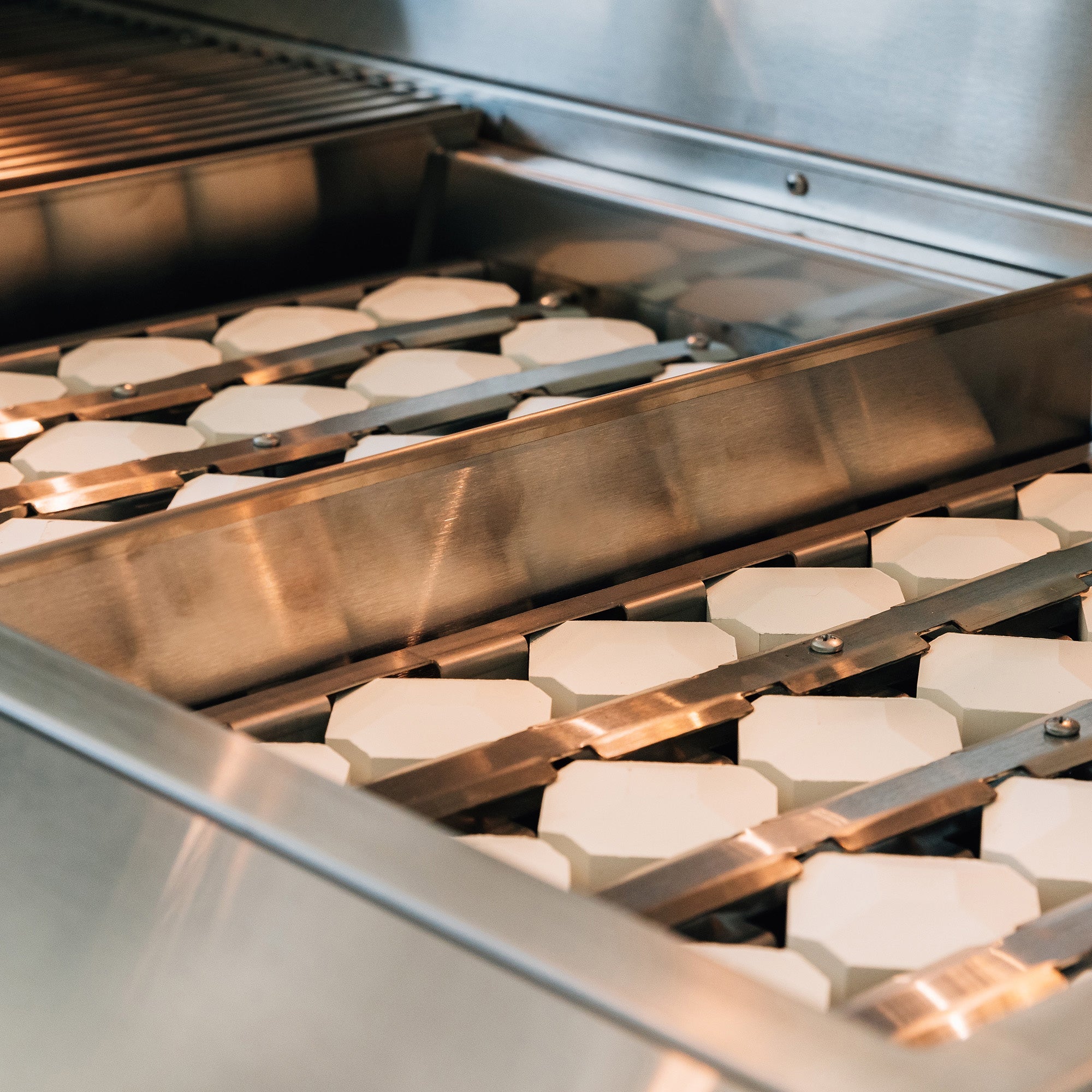American Made Grills Estate Freedom 42-inch freestanding cart gas grill — ceramic briquette flame tamer system