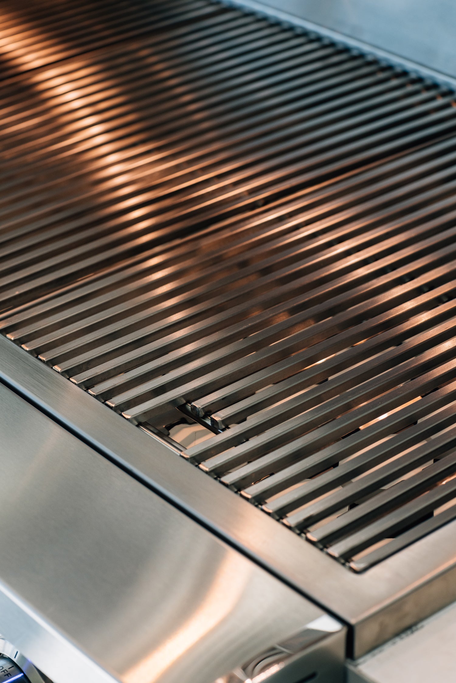 American Made Grills Estate Freedom 42-inch freestanding cart gas grill — cooking grates