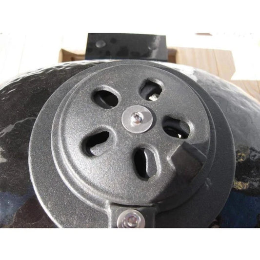 Top vent damper on the Primo Oval X-Large Jack Daniel's Edition ceramic charcoal grill, PGCXLHJ