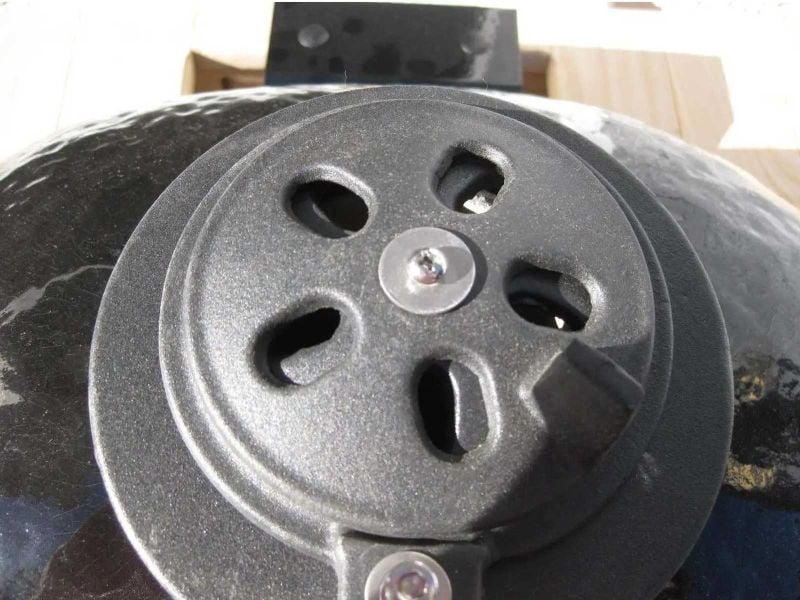 Top vent damper on the Primo Oval XX-Large ceramic charcoal grill head, PGCXXLH